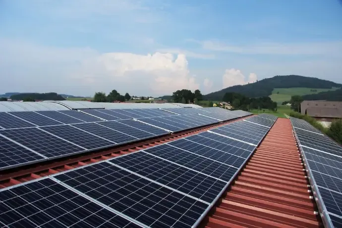 Solarmodule richten sich zur Sonne aus